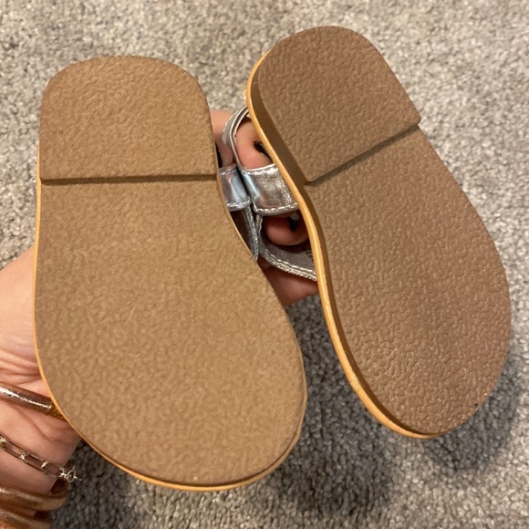 Set of two baby girl sandals; size 2 - Picture 3 of 6